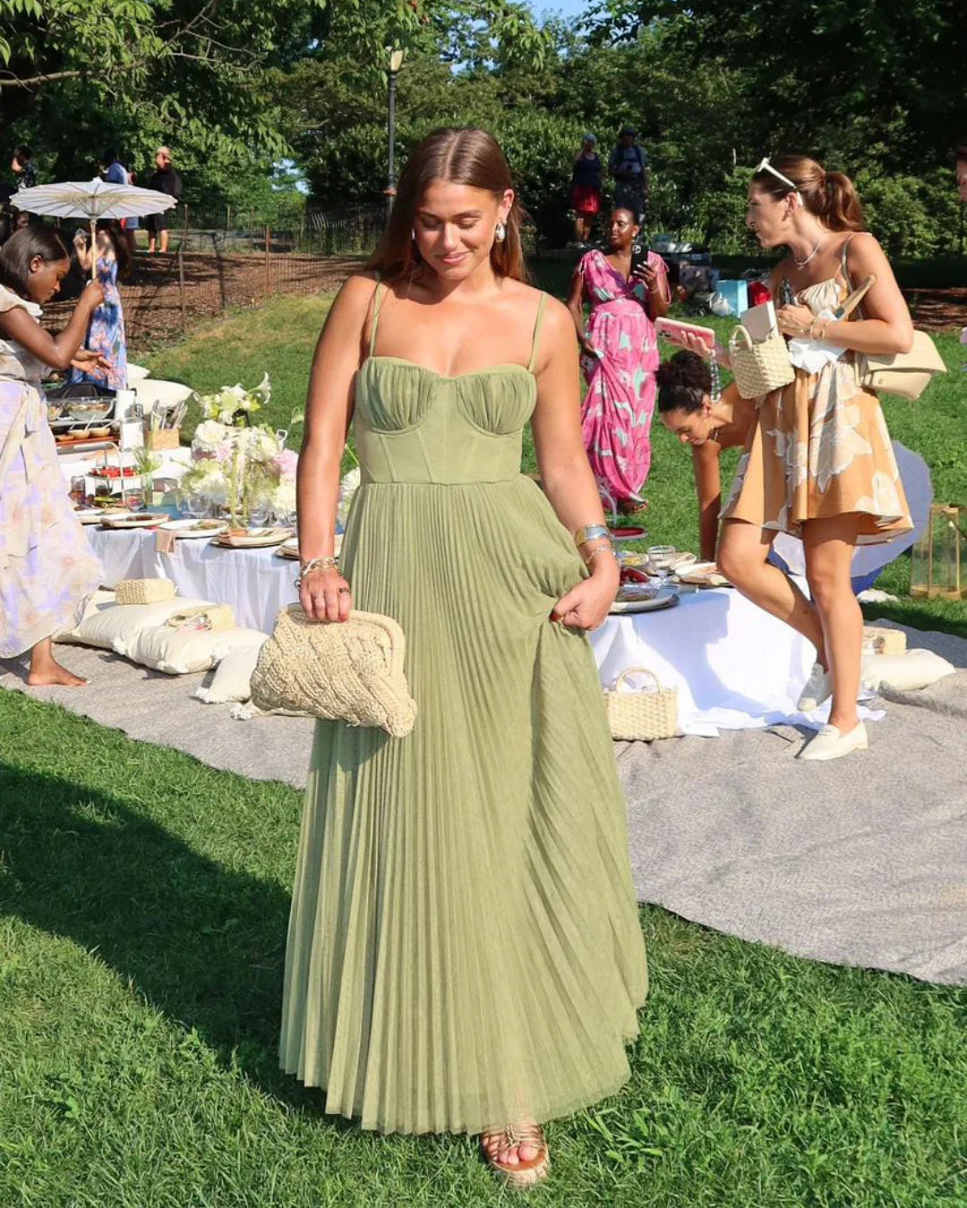 Olivia Couture – Moderne Eleganz mit freiem Rücken