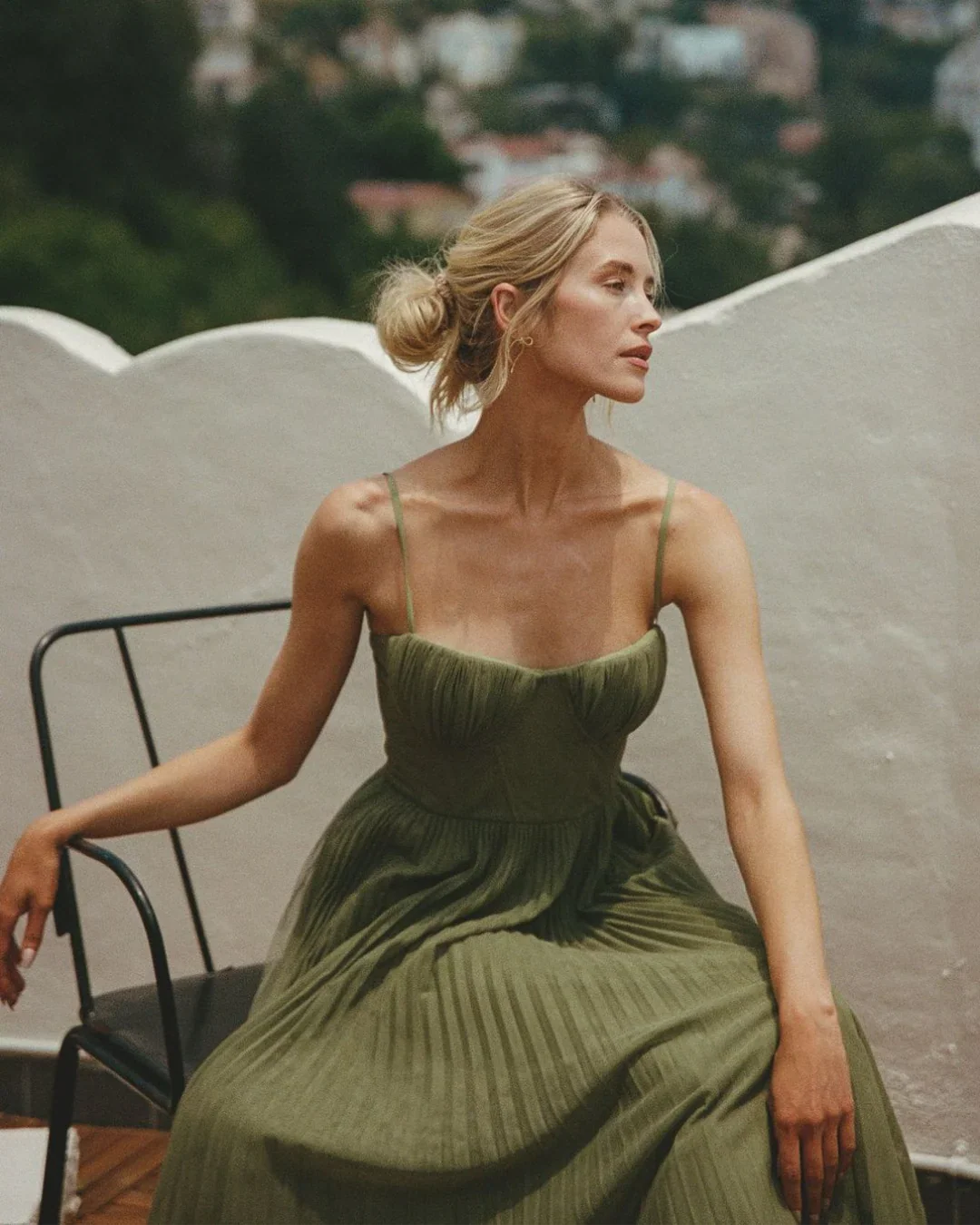 Olivia Couture – Moderne Eleganz mit freiem Rücken