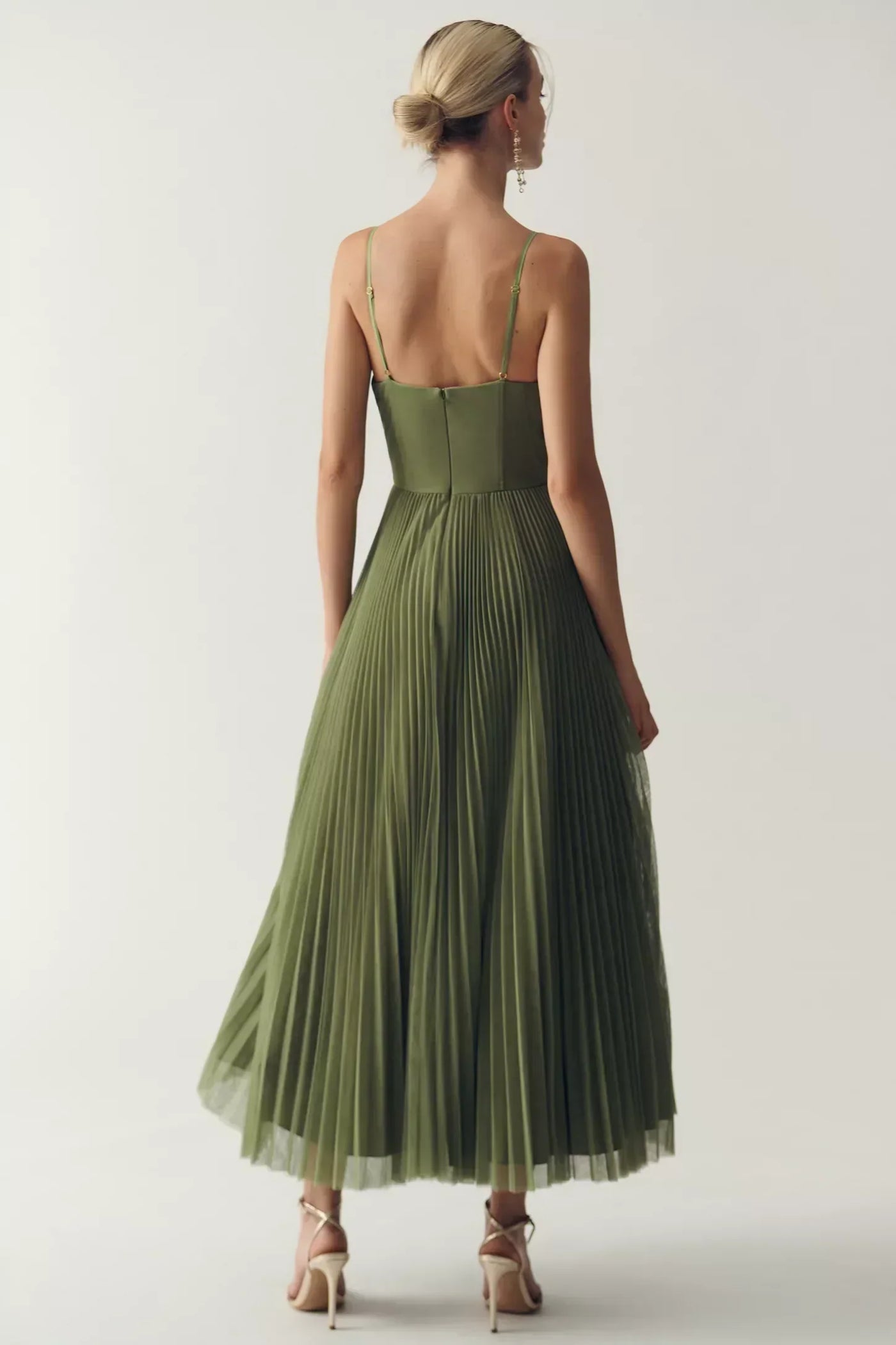 Olivia Couture – Moderne Eleganz mit freiem Rücken