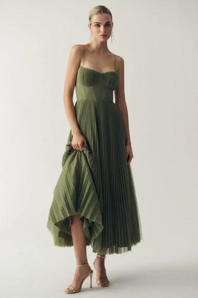 Olivia Couture – Moderne Eleganz mit freiem Rücken